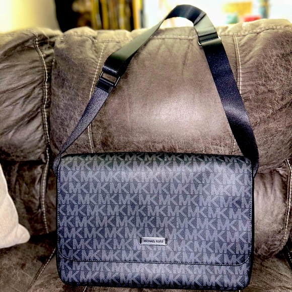 Michael Kors messenger bag - Picture 1 of 4